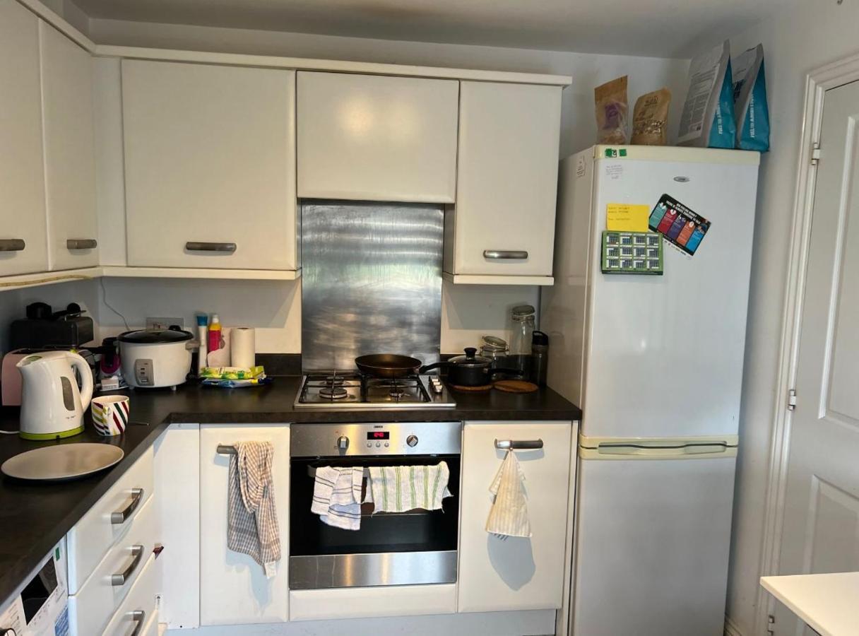 Salimi Apartment Bridgend  Bagian luar foto