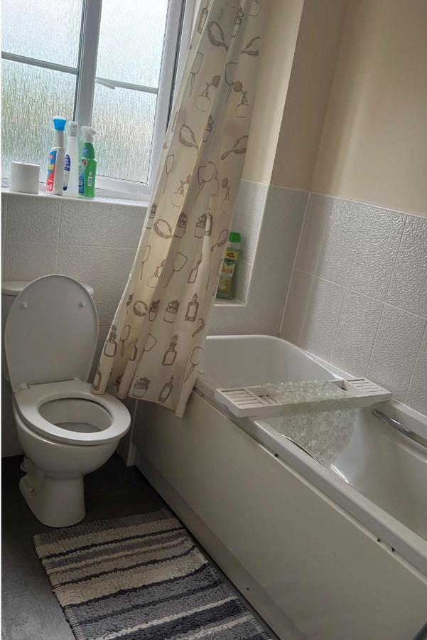 Salimi Apartment Bridgend  Bagian luar foto
